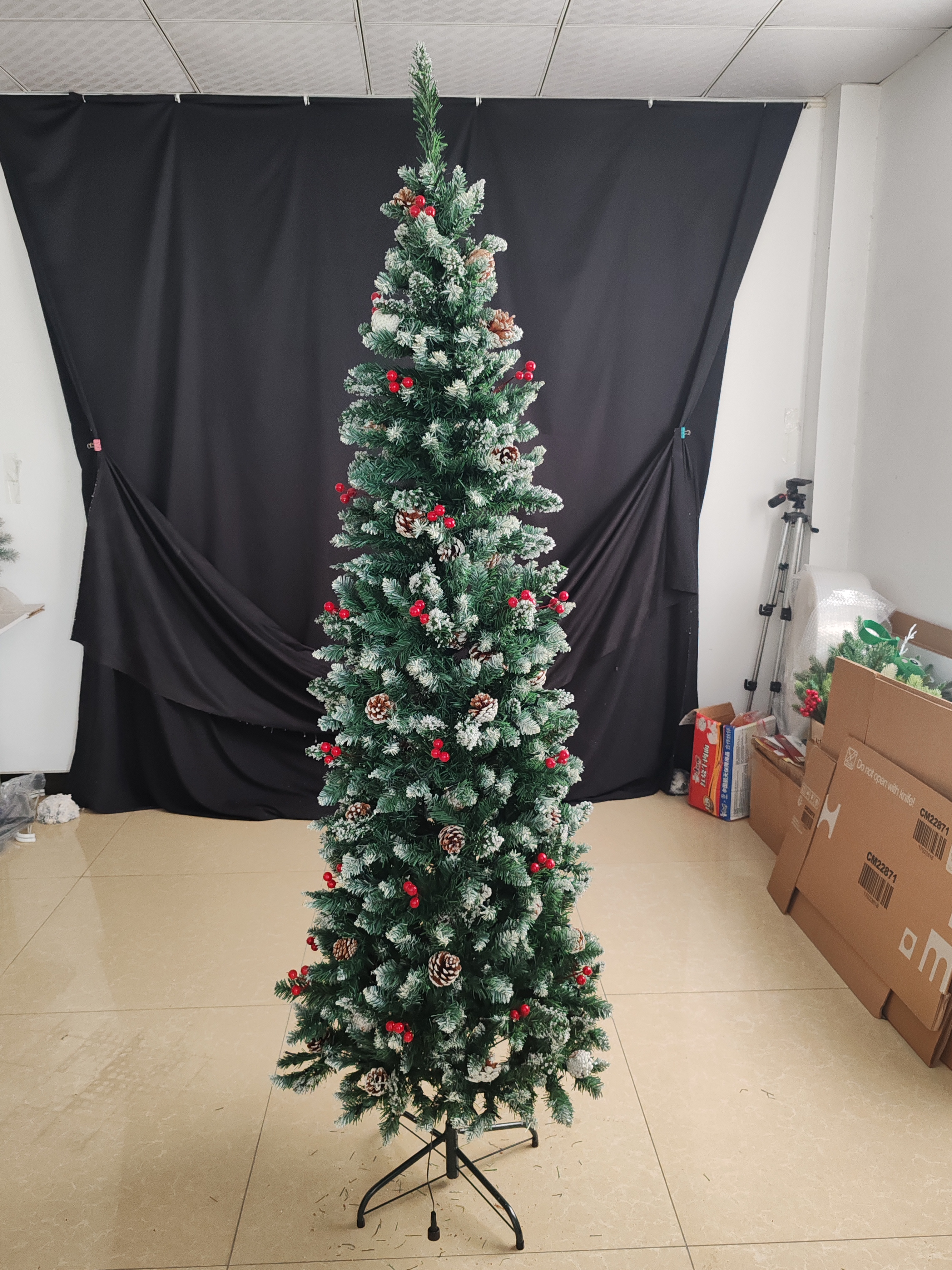 [通拓商品]6英尺预装饰铅笔圣诞树带透明灯的预照明圣诞树可折叠便于存放 配有55组松果595个PVC植绒树枝 纤细现代风格人造树